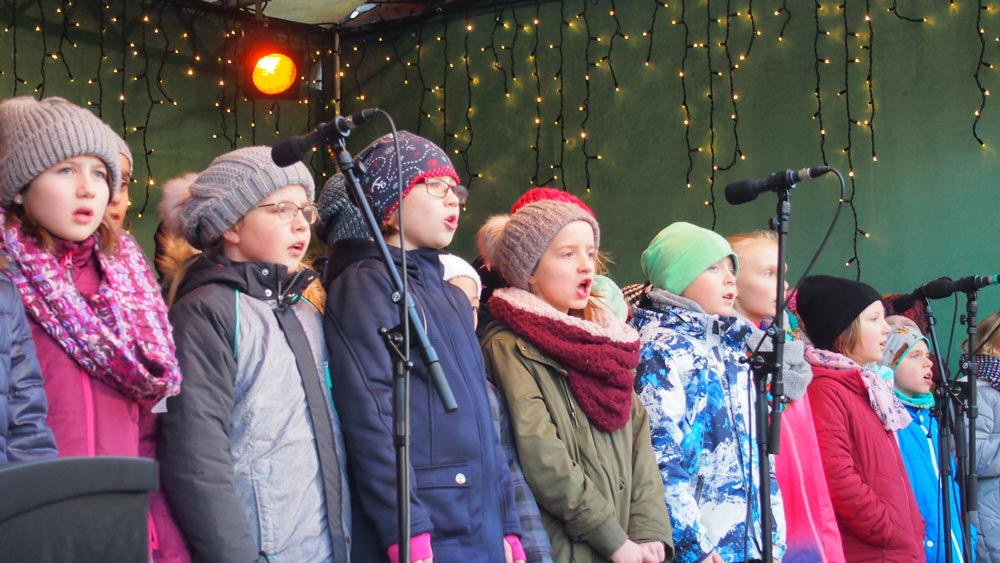Chorklassen der Ersten Grundschule Großenhain singen auf dem Weihnachtsmarkt